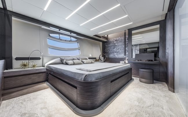 Pershing 82 cruising